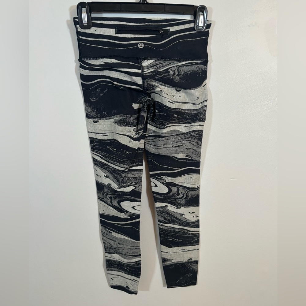 Lululemon Run Inspire Crop II Leggings Black White Marble Print Size 4 - Picture 4 of 10